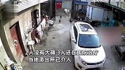 “疯牛”乱窜撞伤5人，女子尖叫转身关门，村民开抓木机将牛干掉