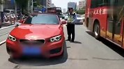 女子为了火开宝马违停拍视频尬舞，交警：已经罚了