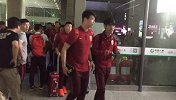 亚冠-17赛季- 上港全队抵达南京引关注 埃神戴墨镜亮相帅气无比-专题