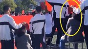 高三男生拿纸板为妈妈遮阳 网友：为懂事的孩子点赞！