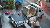 男子穿拖鞋站车边卸货，7块大瓷砖突然倒塌，男子躲闪不及被砸倒