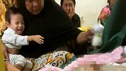女童躺遗体旁嚎啕大哭 年轻妈妈遗言让网友泪崩