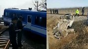 陕西蒲城一汽车撞火车：汽车仰面栽田里 把火车撞出轨