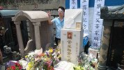 黄家驹墓碑被歌迷刻字擦不掉，家人：没法生气，真歌迷不会这样干