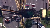 华盛顿特区一高速上的人行天桥倒塌 多车被砸已致至少6人受伤