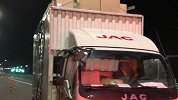 心疼！3200只口罩飘落跨海大桥 形成白色长带绵延百余米