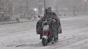 郑州下起“雷打雪”漫天大雪和滚滚雷声相遇 市民深夜出门打雪仗