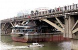 无人挖沙船失控顺江漂流 撞上汉江大桥瞬间断为两截沉入水底