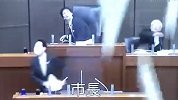 日本再发地震 市长发言时吊灯从头顶落下，监控记录惊险瞬间