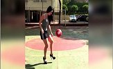 高跟鞋也能踢足球？女球迷无所畏惧恨天高上阵球技逆天