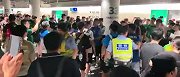 需警察护送！实拍：一群申花球迷疑似被国安球迷围在球迷通道内