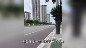 车辆被迫“原地起飞”？成都一施工现场引围观，路人直呼好吓人