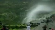 罕见瀑布倒流 水柱冲天