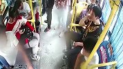 浙江一男子乘公交坐过站，与司机抢夺方向盘被拘