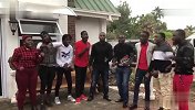 津巴布韦鲁迷为足协杯加油 这阵仗让人想起了隔壁小兄弟