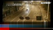监控拍下交警执法被拖行 3名的哥奋勇相救