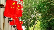 一夜之间，高校宿舍窗口挂满五星红旗 场面振奋人心