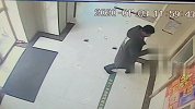 6位密码1次试对！男子捡到张银行卡 输入密码取走1万多