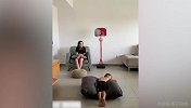 神来之笔！老弟蝎子摆尾 躺着把球射入篮筐