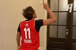 20中19！特雷杨家中拿袜子和衣桶模拟三分大赛
