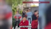大妈搬板凳坐路中间拦婚车，开口就要喜烟，给两包烟嫌少要六包：一人一包就齐了