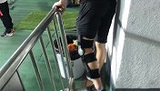 郜林不顾膝伤 一瘸一拐直奔更衣室与队友同贺亚冠出线