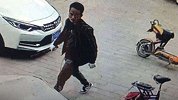 鄄城男子持刀作案视频曝光：疑用布条遮盖凶器跑进店铺行凶