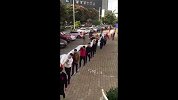 陕西迎冲甲关键战 近百球迷肩扛巨型TIFO入场