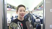 综合-18年-春运首日潘晓婷现身爱心高铁 免费送耳机助力温情旅程-新闻