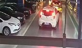 重庆一女司机油门当刹车 车库内连撞宝马奥迪奔驰