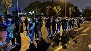 各地网友鲜花送别袁老 市民夜里排长队悼念：大家都哭了不想走