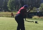 从挥杆姿势看球技进步不少！巴克利打高尔夫获全场欢呼