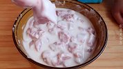 东北老式溜肉段做法，从挂糊到炸制，详细讲解，凉了也酥脆