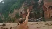 乐山大佛下三男子在洪水中一边游泳一边拍摄大佛 景区回应