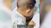 一岁宝宝嫌弃脚脏在便池内清洗，宝妈：好笑又后怕