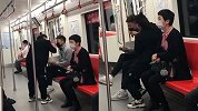 长春女子地铁内持二维码乞讨 遭拒后欲搂抱乘客