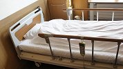 父亲自学相声在饭馆卖艺 靠客人打赏为女儿赚救命钱