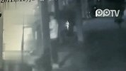监拍：男子醉倒路边小偷趁机行窃