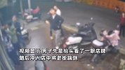 男子疑在烤鱼店门口撒尿，被店老板指责后冲进店里拳打脚踢，监拍嚣张一幕