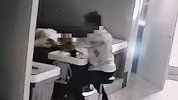 陕西一理发店员工洗头时将手伸进女顾客内衣 被拘10天