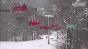 圣诞老人滑雪闹事？ 第19届圣诞老人周日引数百圣诞老人齐聚
