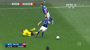 罗伊斯拿球被对方放倒裁判未予理睬 阿里外围远射稍稍高出