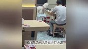 福州一餐厅内顾客将宠物狗放宝宝椅上用餐20分钟，餐厅回应