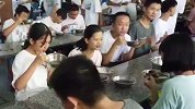 湖南一学校规定剩饭菜超重取消奖学金评选 浪费严重罚款100元