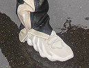 【鞋圈儿】侃爷上脚新款Yeezy 451 跨步下车不愿踩水