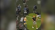 不忍直视！红星进欧冠正赛球迷扒球衣往下面塞