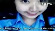 曝穿警服女子燃钱点烟秀奢侈
