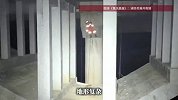 情侣深夜吵架，一个跳桥一个去救，双双被困桥洞！消防员抵达一看：两人还在吵