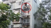 居民在家无意间发现对面楼空调机不对劲 仔细一看吓得报警