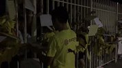 德甲-1718赛季-暖心！日本球苦等香川 偶像训练完毕急忙送上签名-专题